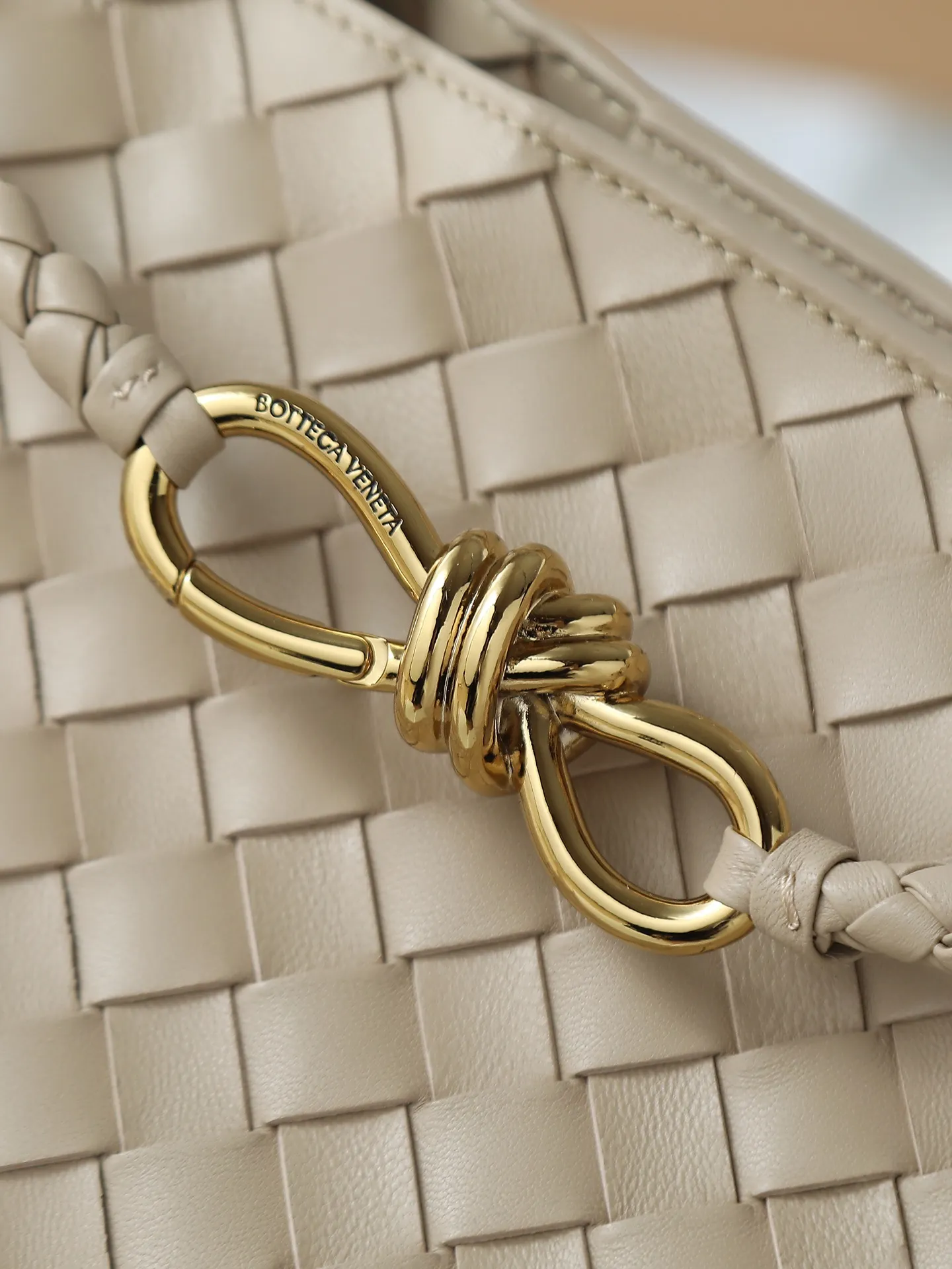 1550. Andiamo is shipping‼ ️Really popular🔥The new Andiamo woven handbag launched by Bottega Veneta this season is really popular all over the world! ! Celebrities at home and abroad have worn it, and Oscar-winning actress Michelle Yeoh has taken it out on the street. Song Jia, Trai Yala, Yu Feihong, Sanji Ayaka, Rosie Hunting-Whiteley, Yoshioka Riho, etc. have all worn this bag. It is classic and versatile and shows off your temperament, and the bag capacity is also large, which is very convenient for daily commuting! ! A variety of carrying methods, the shoulder straps can be adjusted by yourself, the original lambskin feels soft and delicate, and the unisex style breaks gender boundaries and brings a more practical and longer-lasting use experience. Andiamo, which has both elegant and casual styles, perfectly interprets the true appearance of "fashionable old money style". Style number: 766016 Size: 32*24*12